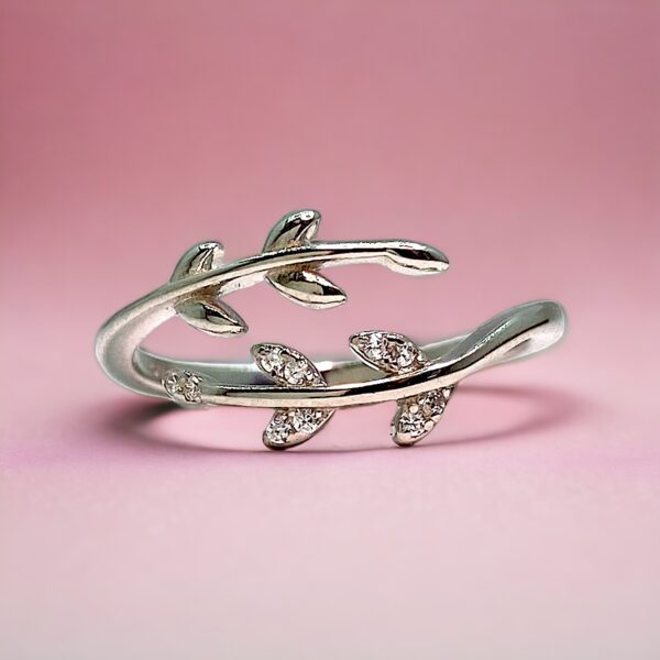 Sterling Silver Ring With Leaf Design
