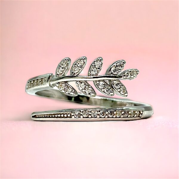 Sterling Silver Ring With Leaf Design